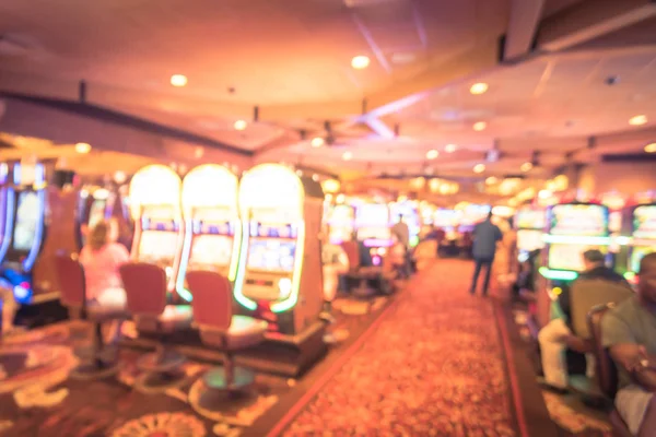 Rozmazaný hráč na pozadí si hraje s hazardem v americkém kasinu — Stock fotografie