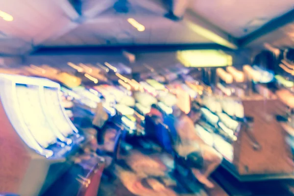 Filtrado tono borroso fondo típico casino en América con máquinas tragamonedas y juego temático —  Fotos de Stock