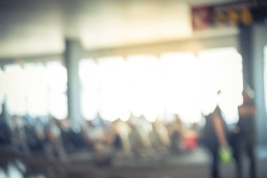 Bulanık arka plan farklı insanlar bekleyen ve havaalanı onboard kapısı yakınında yürüyüş