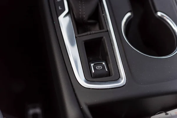 Электронная кнопка тормоза EPB в современном автомобиле — стоковое фото