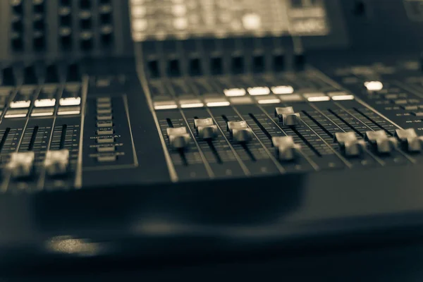 Filtrerad bild färgglada Sound mixer kontroll DJ skivspelare närbild — Stockfoto