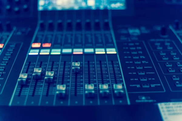 Gefiltertes Bild bunte Sound-Mixer-Steuerung dj Plattenspieler Nahaufnahme — Stockfoto