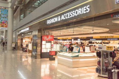 Icn havaalanında vergiden muaf mağazada moda ve aksesuar ürünleri trend