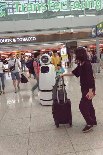 Viajante com bagagem em frente à loja isenta de impostos sobre bebidas alcoólicas e tabaco no aeroporto ICN — Fotografia de Stock