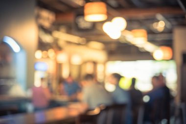 Bulanık arka plan insanlar Washington eyaletinde modern bira bar sayacında oturan