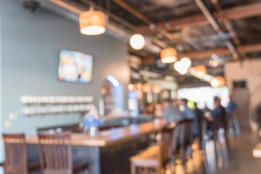 Bulanık arka plan insanlar Washington eyaletinde modern bira bar sayacında oturan