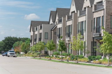 Dallas, Teksas yakınlarındaki yeni gelişme üç katlı tek aile evleri