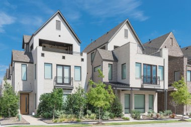 Dallas, Teksas yakınlarındaki yeni gelişme modern veranda üç katlı tek aile evleri
