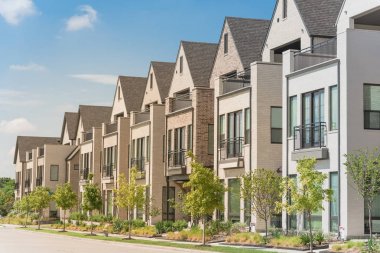 Dallas, Teksas yakınlarındaki yeni gelişme modern veranda üç katlı tek aile evleri