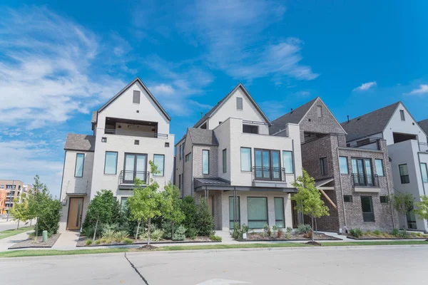 Novo desenvolvimento de três andares casas unifamiliares perto de Dallas, Texas — Fotografia de Stock