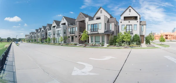 Panorama-Park-Seite dreistöckige Einfamilienhaus-Gemeinschaft mit Eigentumswohnungen Baustelle in der Nähe von Dallas — Stockfoto