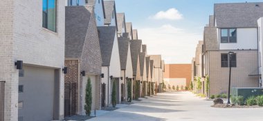 Şehir Dallas yakınlarındaki yepyeni üç katlı evler topluluk Panoramik büyük arka sokak