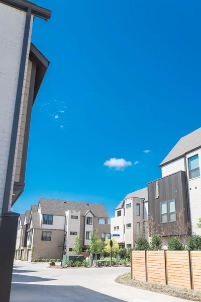 Callejón trasero de nuevas casas de tres pisos con valla de madera cerca del centro de Dallas —  Fotos de Stock