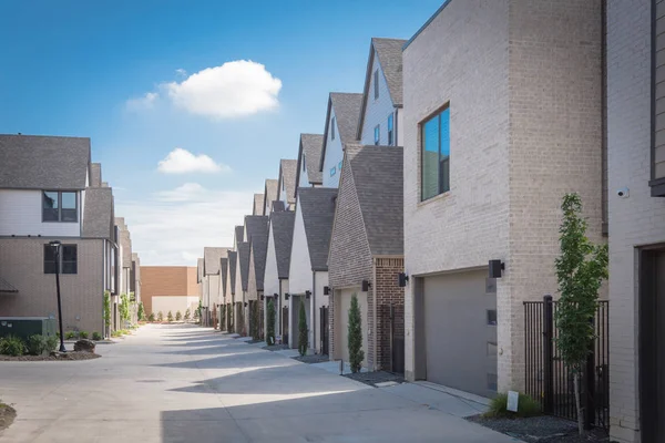 Amplio y limpio callejón trasero de la nueva comunidad de casas de tres pisos cerca del centro de Dallas —  Fotos de Stock