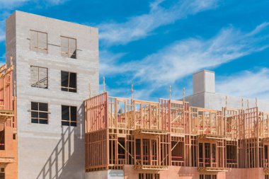 Dallas yakınlarındaki çok katlı otopark ile yapım aşamasında yeni apartman