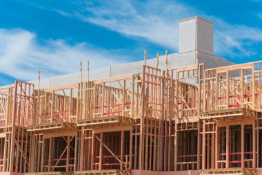 Dallas yakınlarındaki çok katlı otopark ile yapım aşamasında yeni apartman