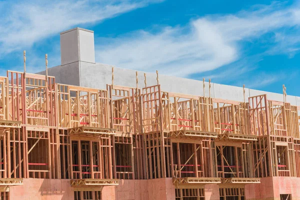 Wohnhaus im Bau mit mehrstöckiger Garage und Aufzugsschacht in der Nähe von Dallas — Stockfoto