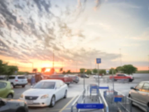 Elmosódott háttér parkolóház a visszatérő bevásárlókocsik alatt naplemente felhő közelében Dallas — Stock Fotó