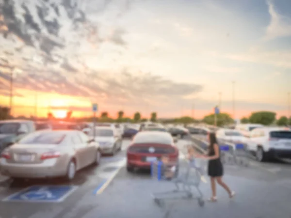 Rozmyte tło klienta chodzenie na parkingu garażu z dramatycznym zachodzie słońca chmura w pobliżu Dallas — Zdjęcie stockowe