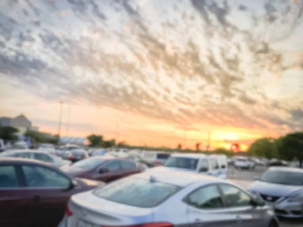 Fundo borrado garagem de estacionamento ao ar livre com bela nuvem de pôr do sol perto de Dallas — Fotografia de Stock