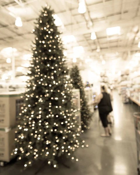 Compras de fondo borroso para un árbol de Navidad artificial gigante en una tienda al por mayor en Texas — Foto de Stock