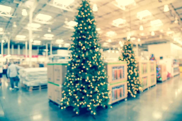 Verschwommener Hintergrund Kunde kauft für riesigen künstlichen Weihnachtsbaum im Großhandel in Texas — Stockfoto