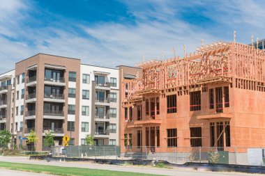 Tamamlanmış ve Dallas yakınlarındaki inşaat çalışmaları altında kentsel lüks mahalle