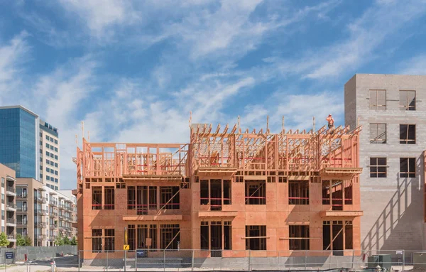 Trabajador no identificado en el sitio de construcción del edificio de apartamentos urbanos de lujo cerca de Dallas — Foto de Stock