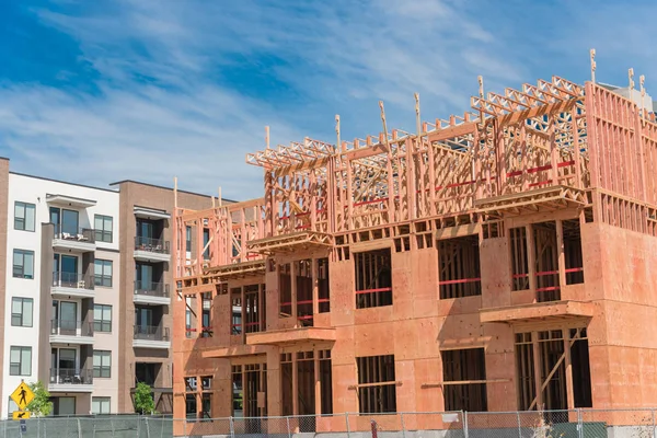 Complejo de apartamentos urbanos de madera de lujo cerca de edificios terminados en Dallas — Foto de Stock