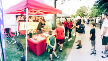 Panoramik çok kültürlü çocuklar ve ebeveynler Dallas yerel etkinlik festivalinde sihirli gösteri izliyor