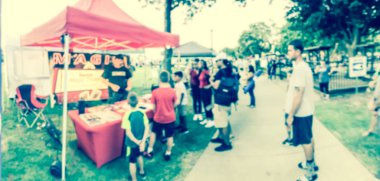 Panoramik çok kültürlü çocuklar ve ebeveynler Dallas yerel etkinlik festivalinde sihirli gösteri izliyor