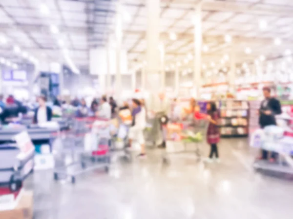 Fundo desfocado há muito tempo diversas pessoas em fila no balcão de check-out da loja por atacado nos EUA — Fotografia de Stock