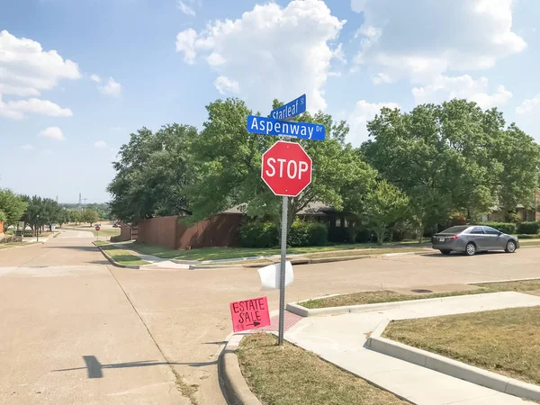Venta de fincas signo cerca de todos los caminos de parada intersección cerca de Dallas — Foto de Stock