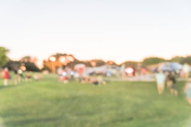 Dallas yakınlarındaki park çim çim üzerinde yaz etkinliğinde bulanık arka plan kalabalık aile üyeleri