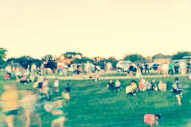 Dallas yakınlarındaki yaz etkinliğinde filtrelenmiş görüntü bulanık arka plan kalabalık aile üyeleri