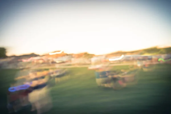 Desfocado fundo lotado membros da família no evento de verão no gramado de grama do parque perto de Dallas — Fotografia de Stock