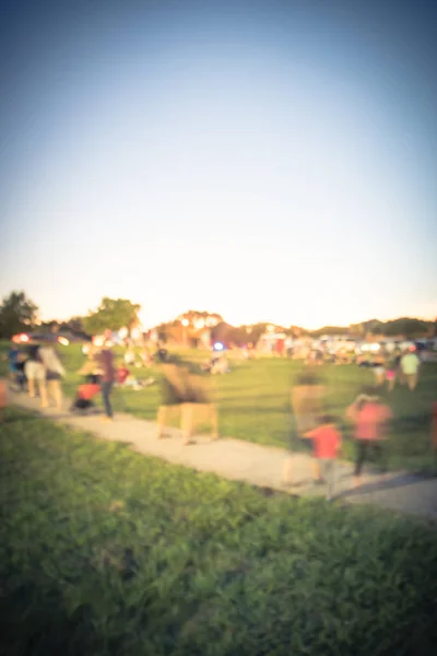 Fondo borroso diversas personas multiculturales en el evento de verano en el césped de césped parque cerca de Dallas — Foto de Stock