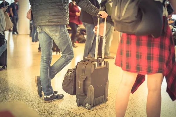 Close-up back view crowded group of traveler waiting to onboard at Seattle airport — Stock Photo, Image