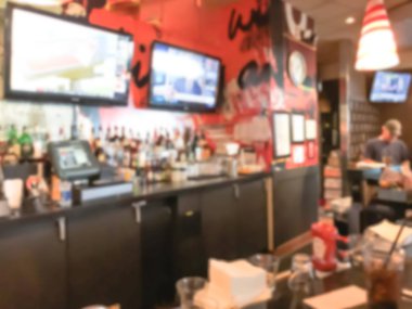 Çeşitli alkollü içecekler ve düz ekranlar ile bulanık arka plan bar sayacı