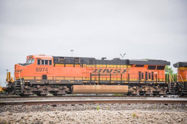 Fort Worth, Teksas'ta yük demiryolu yolunda Bsnf treni
