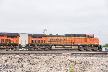 Fort Worth, Teksas'ta yük demiryolu yolunda Bsnf treni