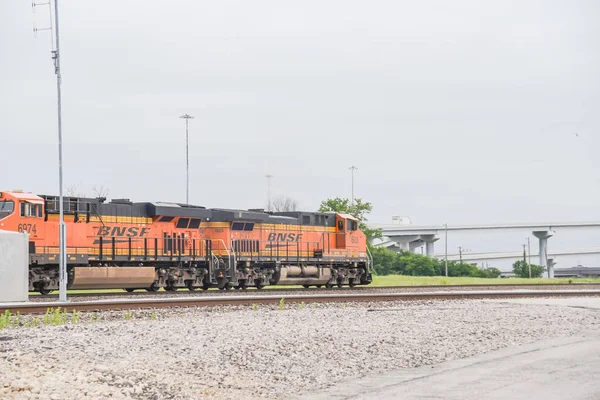 BSNF train on freight railroad track at Fort Worth, Texas — Stock Photo, Image