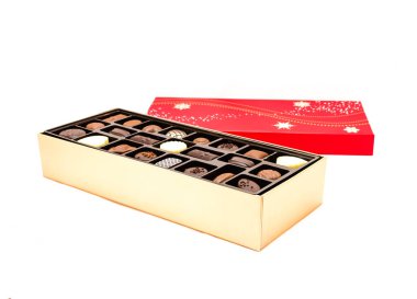 Stüdyo, kırmızı kapaklı ve çeşitli mantarlı çikolata kutusunu açtı.