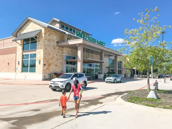 I clienti entrano nel mercato Whole Foods presso Highland Village vicino Dallas, Texas — Foto Stock