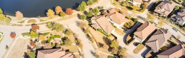 Panoramik hava manzaralı yeni inşaat gölü banliyö evi parlak sonbahar turuncu rengi Dallas