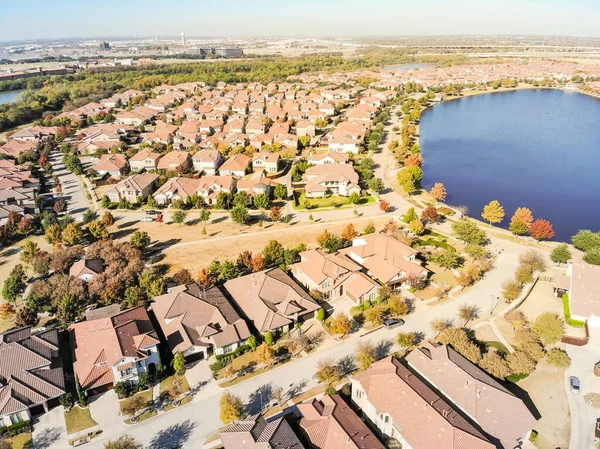 Vista superior a orillas del lago Dallas expansión suburbana con nuevos edificios residenciales y skylines de la ciudad —  Fotos de Stock