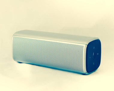 Gri bluetooth hoparlörünün filtrelenmiş görüntüsü beyaz üzerine izole edildi
