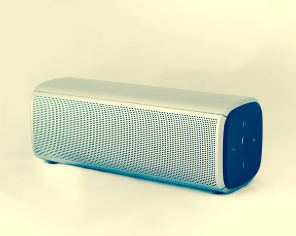 Imagen filtrada de estudio de la toma de altavoz gris bluetooth aislado en blanco — Foto de Stock