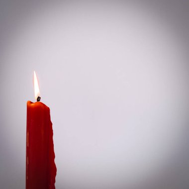 Filtrelenmiş görüntü stüdyosu beyaz üzerine izole edilmiş yanan bir Asya kırmızı mumu çekti