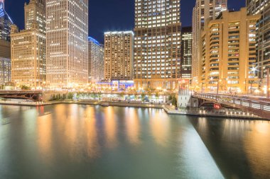 Dearborn Caddesi 'nde mavi saatte Chicago' nun gökyüzü manzaralı.
